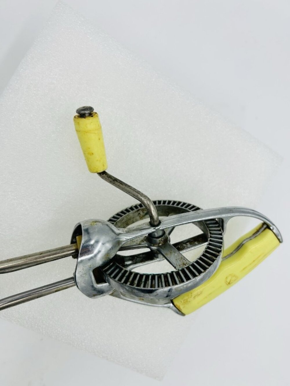 Turner & Seymour Yellow Handle 10.5" Egg Beater Hand Mixer Stainless Steel Vtg - Picture 4 of 7